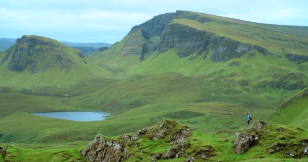 Pessoa Drone Montanhas Para Caminhadas Natureza Viajar Mochila Através Escócia — Vídeo de Stock