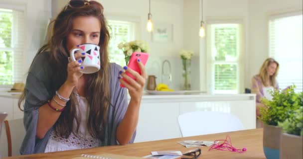 Kaffee Telefon Und Frau Der Küche Online Für Soziale Medien — Stockvideo