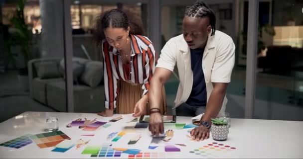 Menschen Teamwork Und Farbmuster Oder Kreativagenturen Als Deadline Entscheidung Oder — Stockvideo