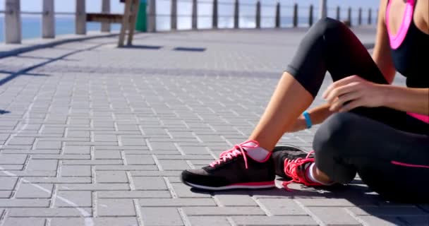 Пляж Бігун Або Руки Жінки Взуттям Тренувань Фізичних Вправ Або — стокове відео