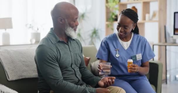 介護者 シニアマン リハビリテーションのための錠剤 医薬品 サプリメントのサポート 黒人の看護師 高齢者 家庭での抗生物質の手助け 医学サービス 薬物の相談 — ストック動画