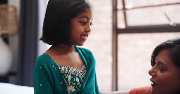 Madre India Niño Sonrisa Dormitorio Con Sari Para Ayudar Vestirse — Vídeos de Stock