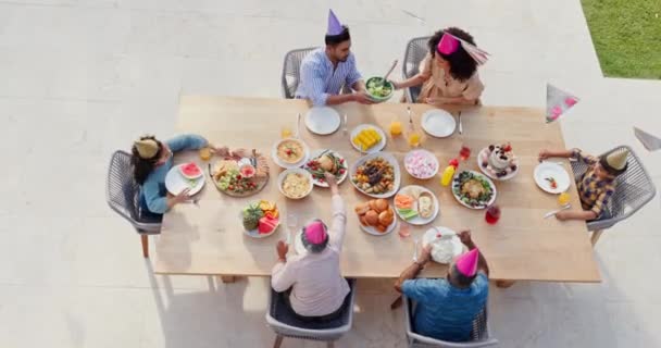 快乐的家庭 在上面和生日宴会的花园与爱 分享和吃饭结合在一起吃午饭 各代人 孩子或在绿色后院以食物 营养和烤肉庆祝 — 图库视频影像