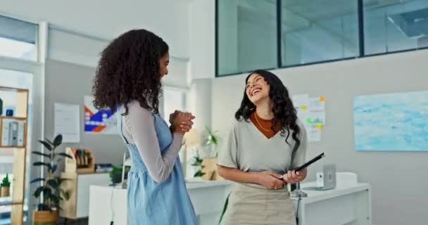 办公室 平板电脑和女性快乐的拳头撞向祝贺 成功或伴侣 数字管理工作中的问候 团队合作和工作朋友 有女强人的力量 微笑和合作空间 — 图库视频影像