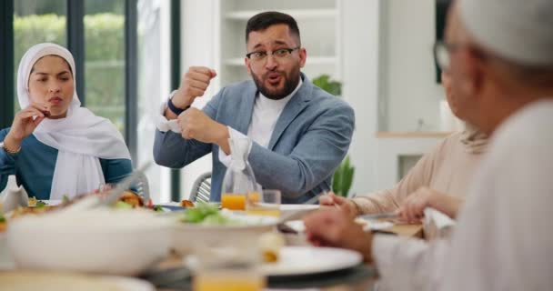 Islã Família Comer Com Comida Jantar Mesa Jantar Para Eid — Vídeo de Stock