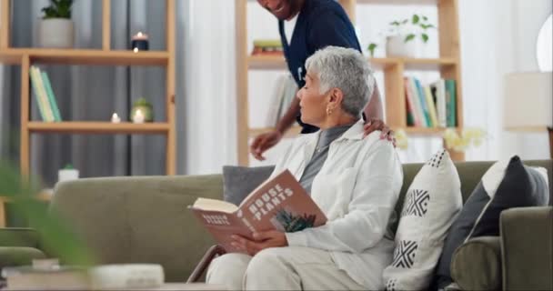 Anciano Mujer Enfermera Sofá Con Apoyo Conversación Cuidador Sala Estar — Vídeos de Stock