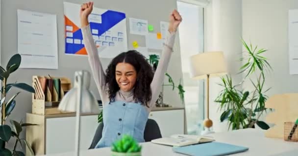 ラップトップ 成功やオフィスのダンスのお祝いを持つ幸せな女性は フィードバックのために興奮します 電子メールやニュース エネルギー または販売の勝利をサポートするために移動するオンラインタスク 実行およびビジネスの人々 — ストック動画