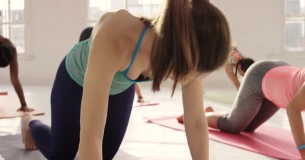 Mulher Diversidade Instrutor Aula Ioga Para Pilates Bem Estar Espiritual — Vídeo de Stock