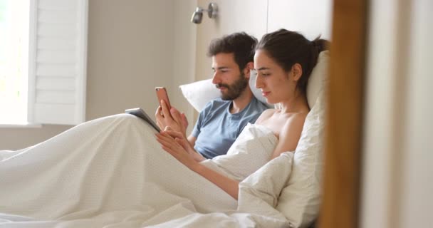 Entspannen Sie Sich Tablet Und Telefon Einem Bett Für Paarbindung — Stockvideo