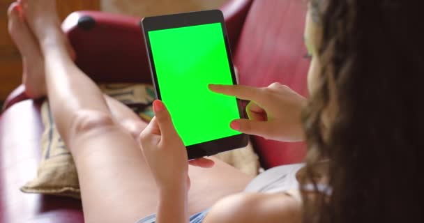 Πράσινη Οθόνη Χέρια Και Γυναίκα Tablet Καναπέ Για Internet Αναζήτηση — Αρχείο Βίντεο