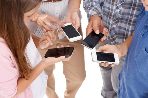ソーシャルメディア ホワイトスタジオのバックグラウンドでのコミュニケーションのためのサークルで家族 ネットワーキング 電話のモックアップ 同期または接続のための携帯電話のスマートフォンの人々 子供または子供のグループ — ストック写真