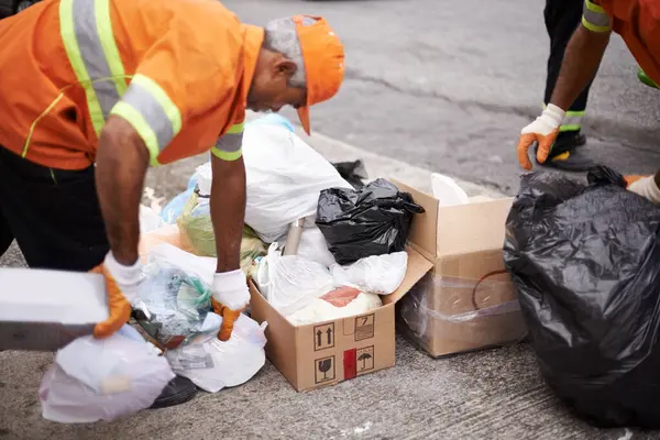 Şehirdeki Atık Yönetimi Kirlilik Geri Dönüşüm Plastiği Için Sokakta Erkekler — Stok fotoğraf