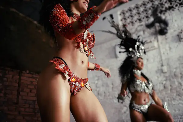 参加狂欢节的游行 舞蹈和妇女服装庆祝 音乐文化和欢乐乐队在巴西 在里约热内卢的节庆 表演或舞台表演中 派对和女友们在一起 — 图库照片
