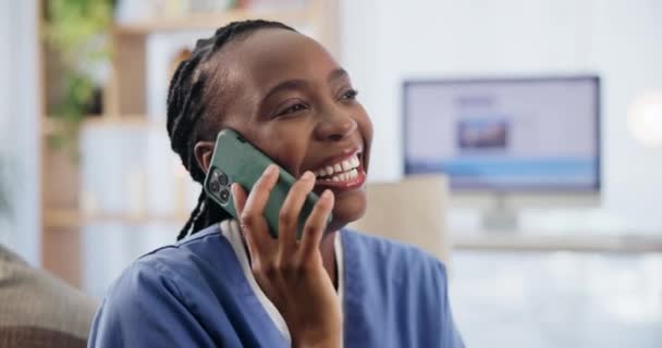 看護師 看護師の家でスマートフォンで幸せ リビングルームで面白いジョークのために話したり笑ったり 医療ディスカッション 医療またはウェルネスチャットのための黒人女性 介護者または携帯電話 — ストック動画