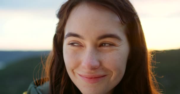 Kobieta Twarz Uśmiech Turysty Zachodzie Słońca Odkryty Przygoda Wellness Górze — Wideo stockowe