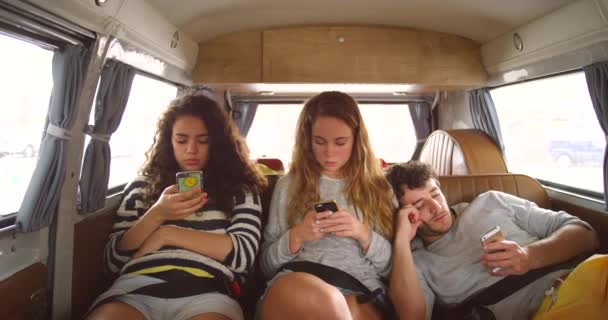 Amigos Viaje Por Carretera Teléfono Furgoneta Para Vacaciones Mensajes Texto — Vídeos de Stock