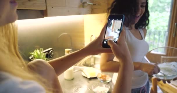 Ekran Telefonu Fotografia Przyjaciele Kuchni Gotowanie Śniadanie Nawiązywanie Więzi Domu — Wideo stockowe