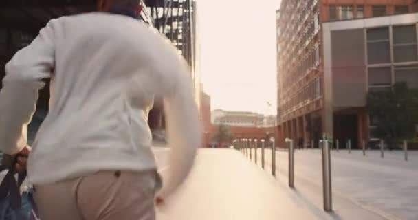 Біг Наляканий Бізнесмен Місті Поспішає Поспішає Турбується Щоб Запізнитися Роботу — стокове відео