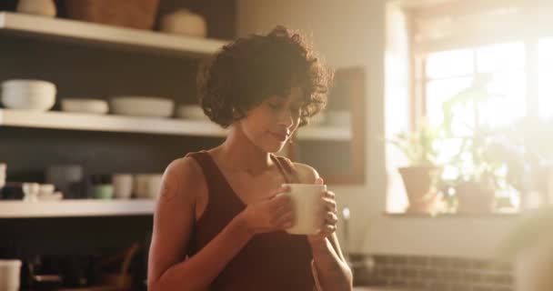 Žena Vonící Ráno Kávou Vůní Šťastná Odpočívající Teplým Nápojem Doma — Stock video