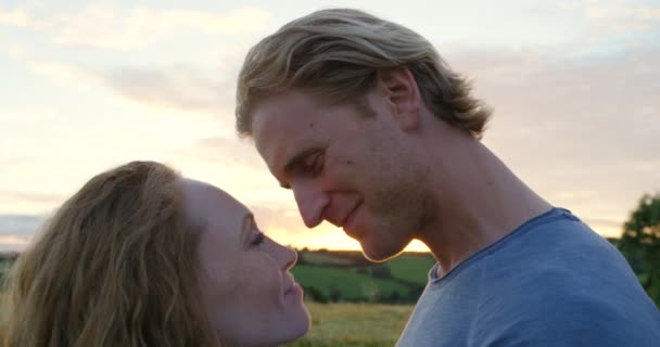 Homem Mulher Por Sol Para Beijo Carinho Viajar Com Parque — Vídeo de Stock