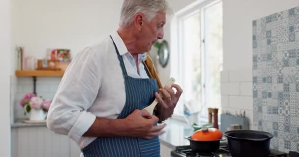 Engraçado Casa Homem Idoso Cozinhar Passatempo Refeição Saudável Com Diversão — Vídeo de Stock
