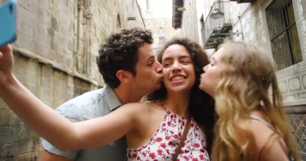 Amigos Mujeres Selfie Calle Beso Cara Divertida Con Sonrisa Risa — Vídeos de Stock