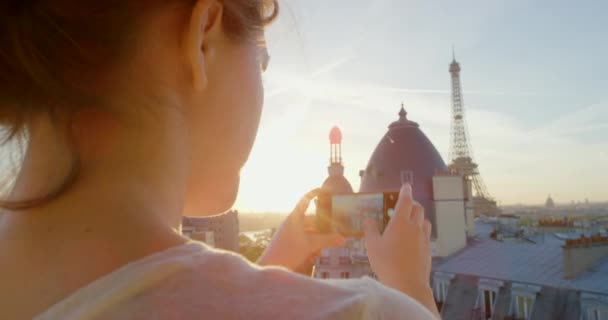 Şehir Binalar Akıllı Telefonlardan Etkilenen Eiffel Kulesi Nin Fotoğrafları Paris — Stok video