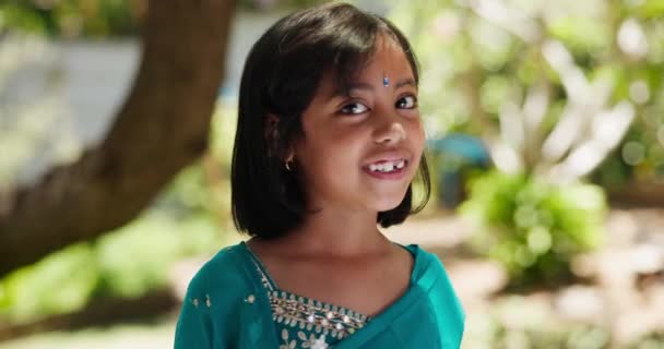 Hintli Çocuk Dubai Geleneksel Moda Tarz Için Bahçede Portre Gülümseme — Stok video