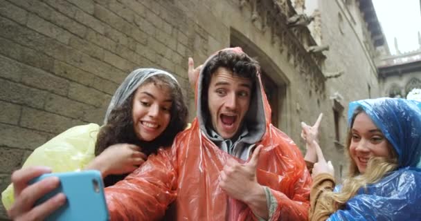 Друзі Люди Селфі Вулиці Дощ Смішне Обличчя Посмішкою Великі Пальці — стокове відео