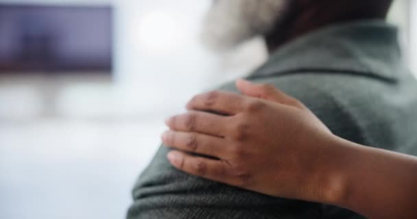 Mão Ombro Apoio Conforto Para Notícias Casa Diagnóstico Câncer Empatia — Vídeo de Stock