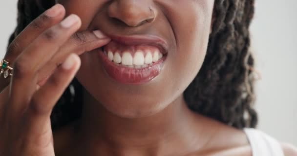 Mulher Negra Mãos Dentes Com Atendimento Odontológico Para Gengivas Limpas — Vídeo de Stock