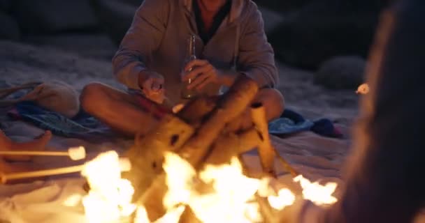 맥주와 불꽃과 로스트 마시멜로우 휴식과 해변에서 재미를 바다에 모래에 알코올 — 비디오