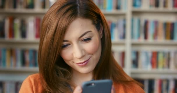 Pensamiento Biblioteca Mujer Con Teléfono Librería Para Aprendizaje Investigación Conocimiento — Vídeos de Stock