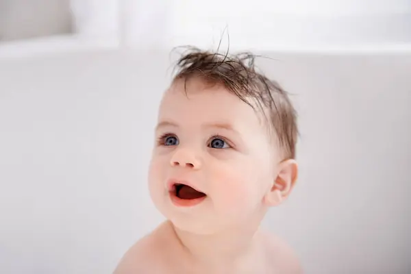 子供の衛生 健康のルーチンのための家でバスタブで幸せ かわいい 赤ちゃん 微笑み 愛らしい若い男の子の幼児 子供か子供は家で浴室のきれいな皮のためにボディを洗浄します — ストック写真