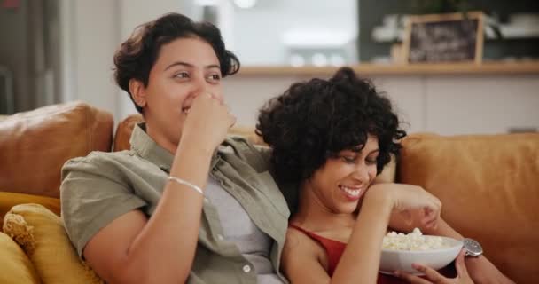 Frau Lesbisches Paar Und Fernsehen Mit Popcorn Auf Dem Sofa — Stockvideo