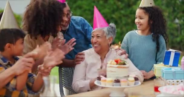 Starsza Kobieta Tort Urodzinowy Rodzina Ogrodzie Oklaskami Uroczystości Szczęśliwy Razem — Wideo stockowe