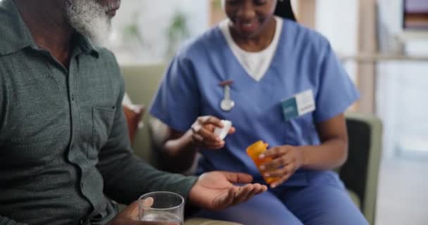 Vårdgivare Äldre Man Och Stöd Med Tabletter Medicin Och Kosttillskott — Stockvideo