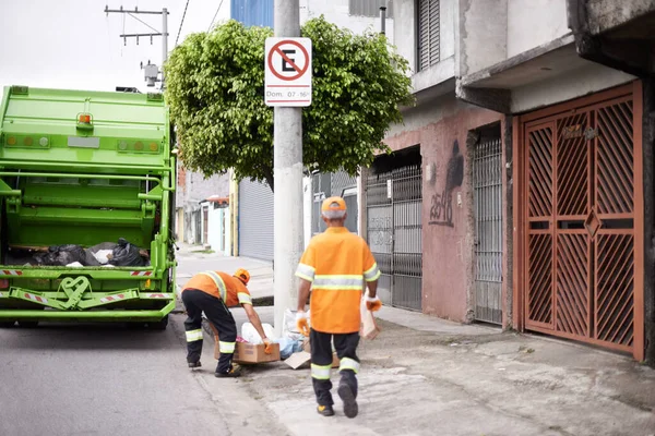 垃圾车和收集服务在城市的公共环境与团队合作 回收或废物管理 纽约的制服 维修和污物运输 卫生或垃圾处理 — 图库照片