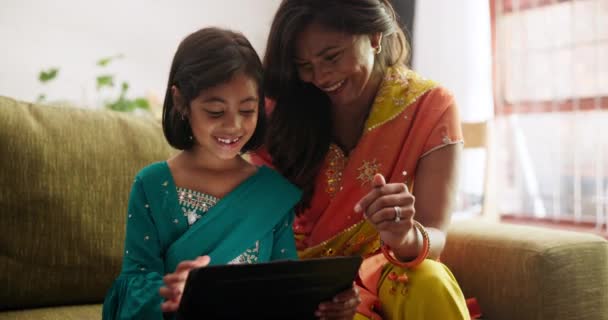家庭のリビングルームにタブレット付きのママ ソファー Eラーニング またはオンラインコース用のアプリをクリックします インドの家族の家でデジタルタッチスクリーンのための笑顔の人々 母親および娘 — ストック動画