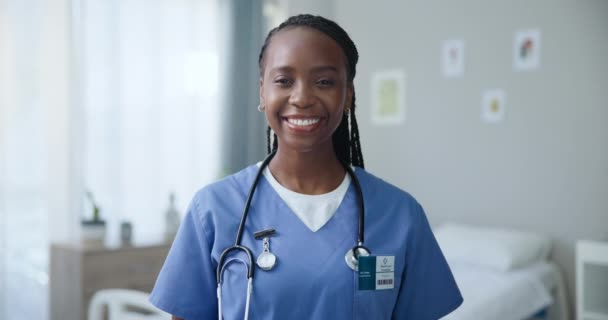 Femme Noire Infirmière Visage Avec Sourire Pour Les Soins Santé — Video