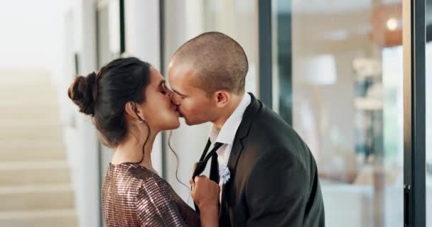 Pareja Amor Beso Con Pasión Una Cita Para Evento Formal — Vídeos de Stock