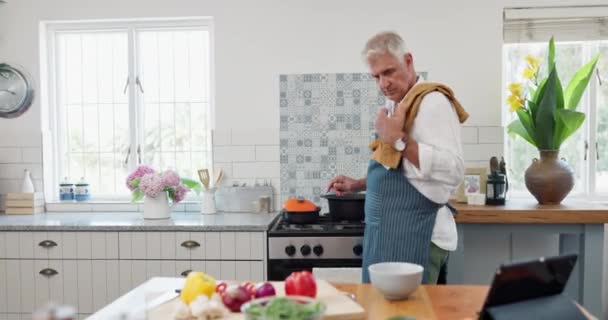 Hombre Cocina Verduras Con Tableta Para Receta Online Cocina Para — Vídeo de stock
