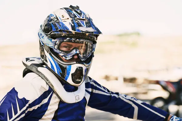 Μοτοσικλέτα Extreme Sport Και Πορτρέτο Για Τον Άνθρωπο Στο Κράνος — Φωτογραφία Αρχείου