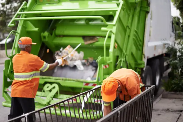 リサイクル 廃棄物管理 ゴミのための公共汚染のための収集サービスのための男性 ゴミ箱および都市容器 ニューヨークのコミュニティワーカー チームワーク プラスチック ジャンク — ストック写真