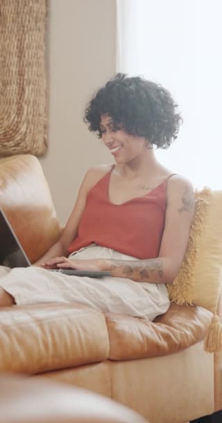 Heureux Ordinateur Portable Femme Sur Canapé Maison Pour Les Achats — Video