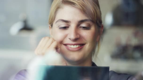 Tablette App Femme Heureuse Dans Café Avec Les Médias Sociaux — Video