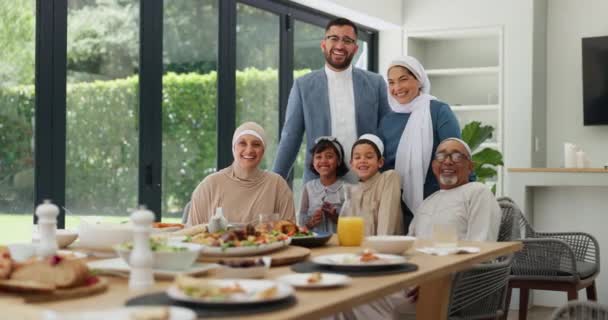 Мусульманская Семья Eid Обед Счастливый Празднования Исламский Праздник Питание Религиозного — стоковое видео