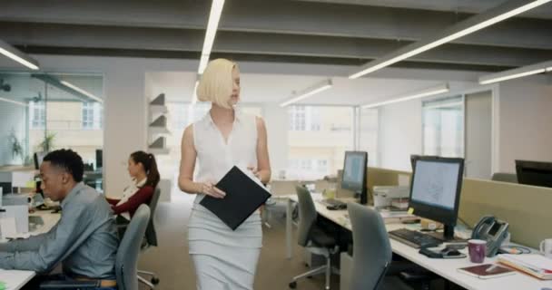 Деловая Женщина Анализ Мышления Бумажной Работы Офисе Планирование Ходьба Рабочем — стоковое видео