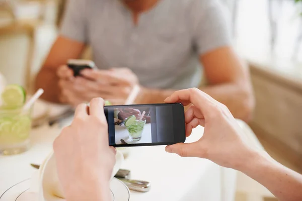 カフェ 携帯電話 スクリーン バレンタインデー 写真とのつながり レストランやラグジュアリーとのメモリとロマンスのためのスマートフォンとデジタルアプリの日付 — ストック写真