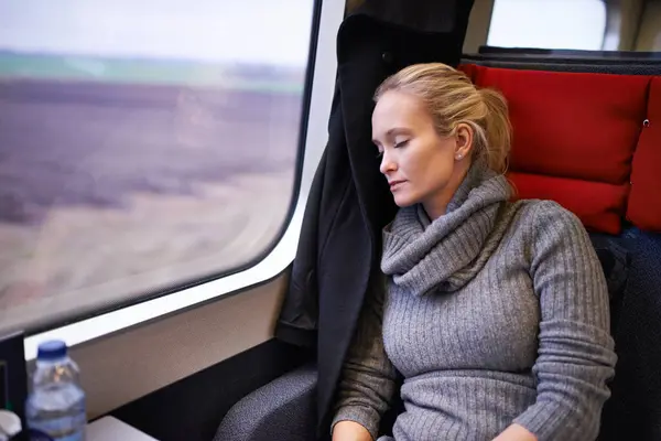 Mulher Trem Dormir Com Viagens Relaxar Viagem Para Destino Férias — Fotografia de Stock